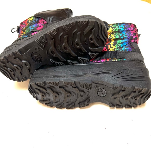 Athletech women’s Waterproof boots. Sz 5M  black w/ Hearts on top